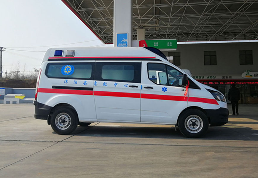 國(guó)六福特V362中軸中頂救護(hù)車(chē)（汽油版）